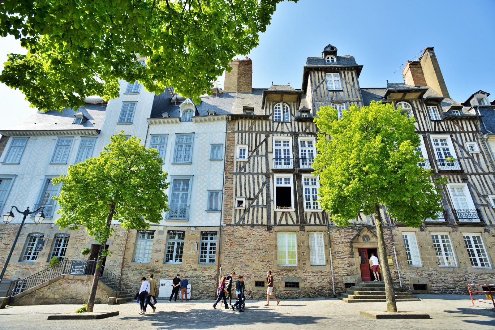 Les hôtels à pans-de-bois de la place des Lices