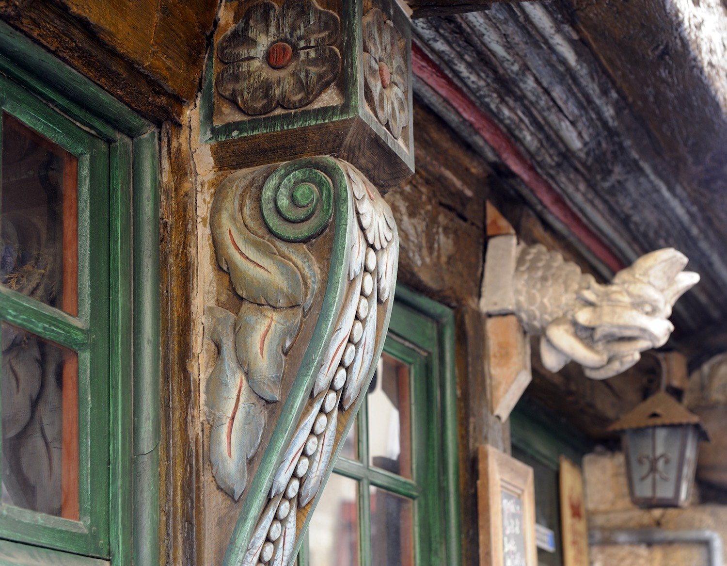 Sculptures sur une façade rue du Chapitre