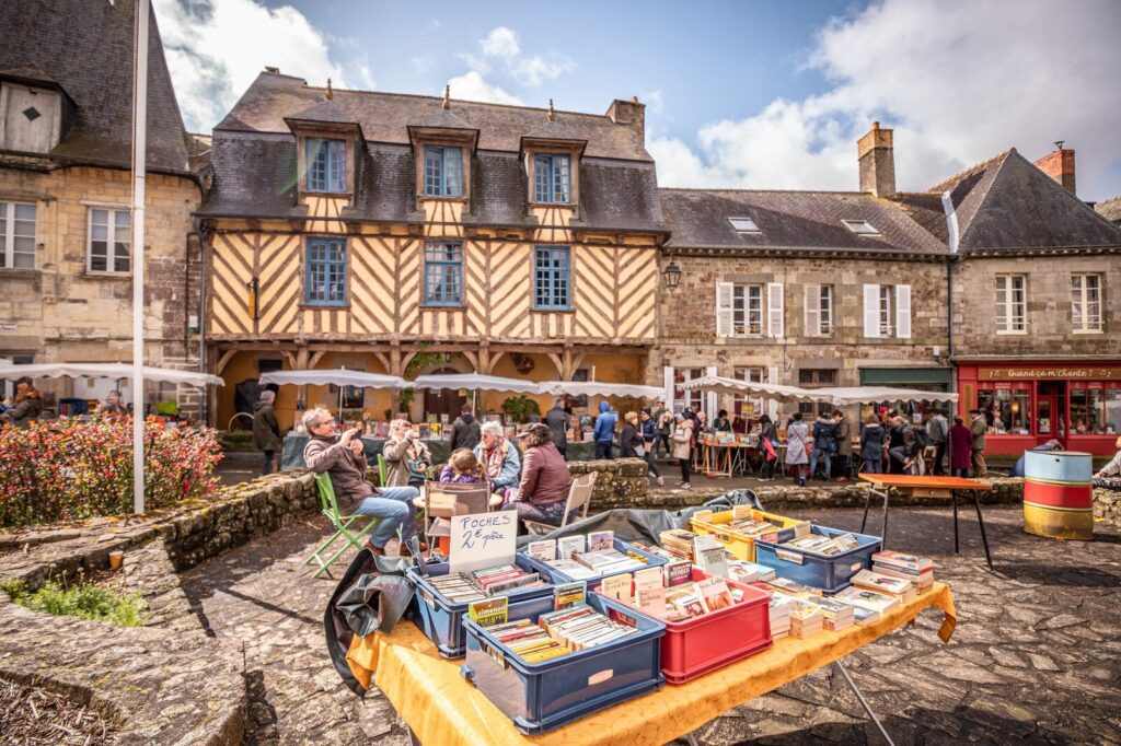 Vue de la place de Bécherel cité du Livre en Bretagne