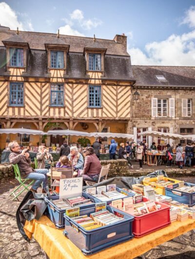 Vue de la place de Bécherel cité du Livre en Bretagne