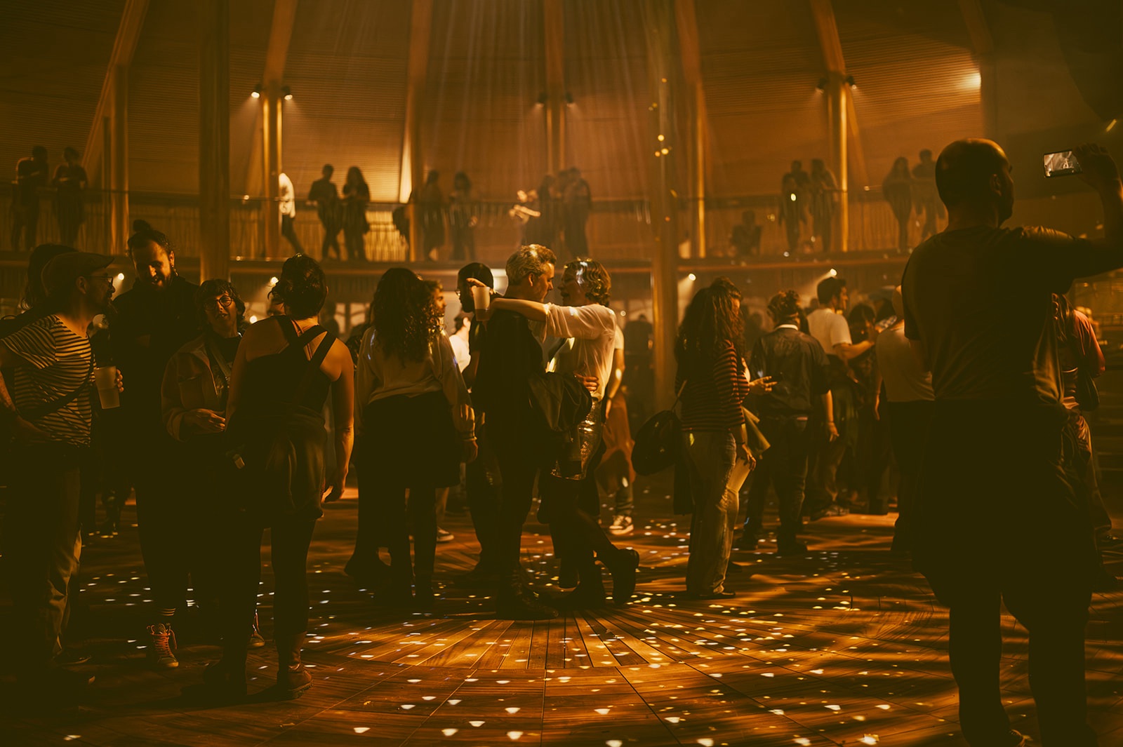 Un couple danse dans la nouvelle salle de concert du MeM