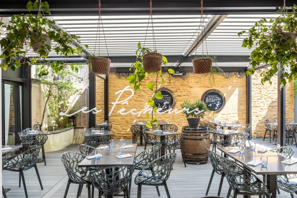 Intérieur de la terrasse couverte du restaurant les Pêcheurs