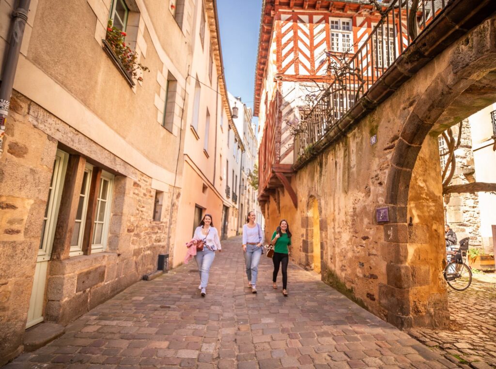 Rennes se visite facilement à pied en suivant les rues piétonnes et les places monumentales