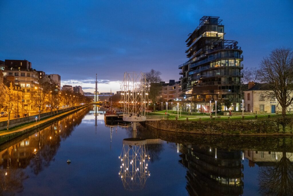 Vue de nuit du belvédère des frères Bouroullec à Rennes