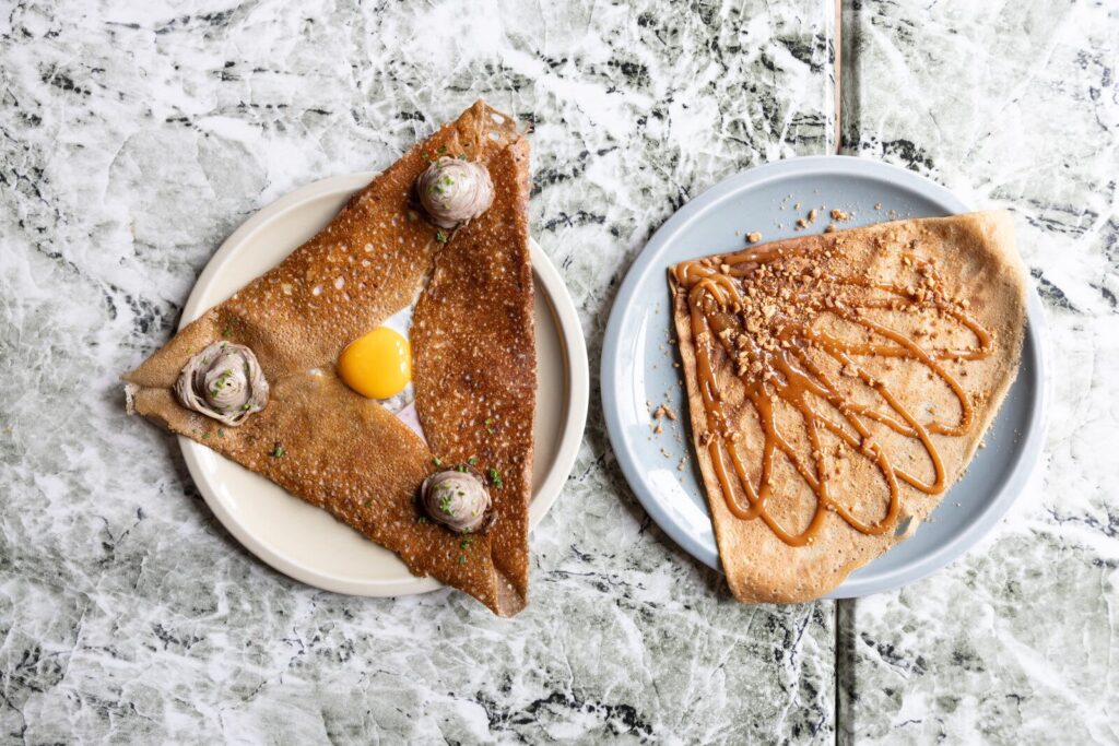 Une galette et une crêpe, spécialités bretonnes et gourmandes