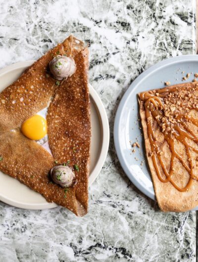 Une galette et une crêpe, spécialités bretonnes et gourmandes