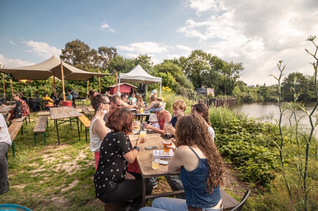 Apéro entre amis à la guinguette Garden Party