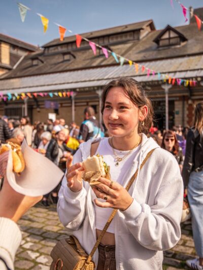 Dégustation de street-food au Marché à Manger de Rennes