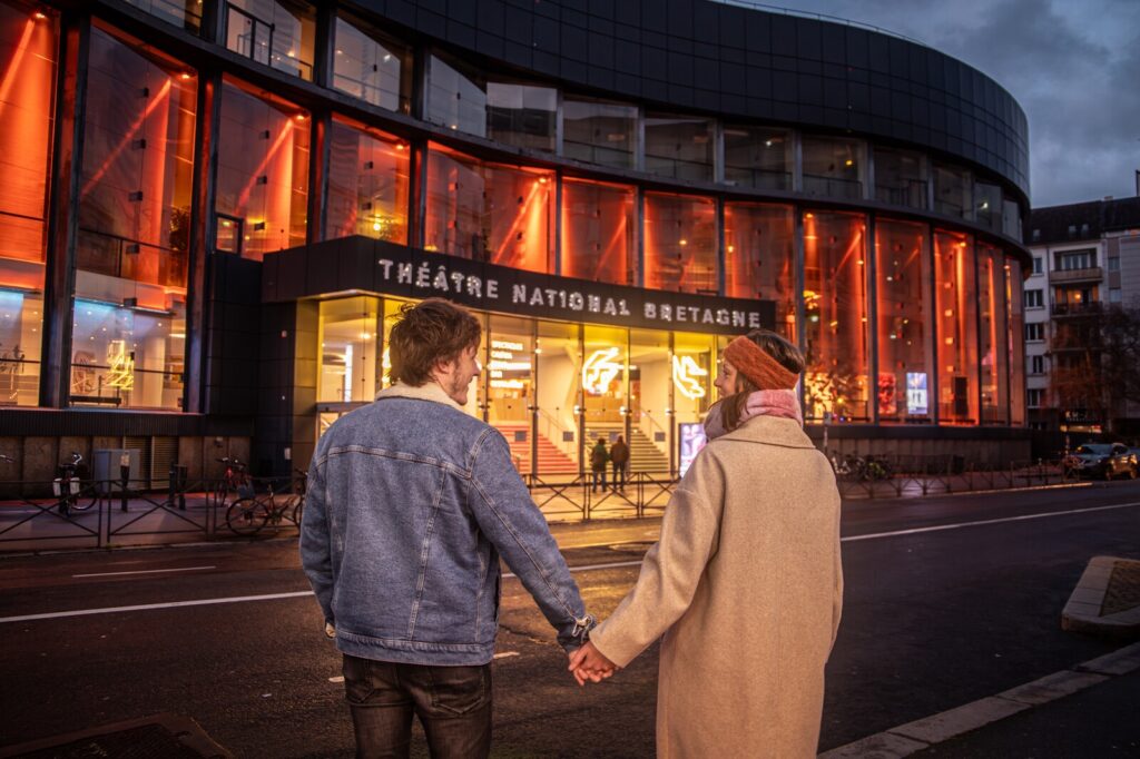 Couple sortant le soir au Théâtre National de Bretagne