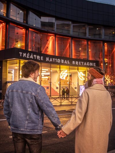 Couple sortant le soir au Théâtre National de Bretagne