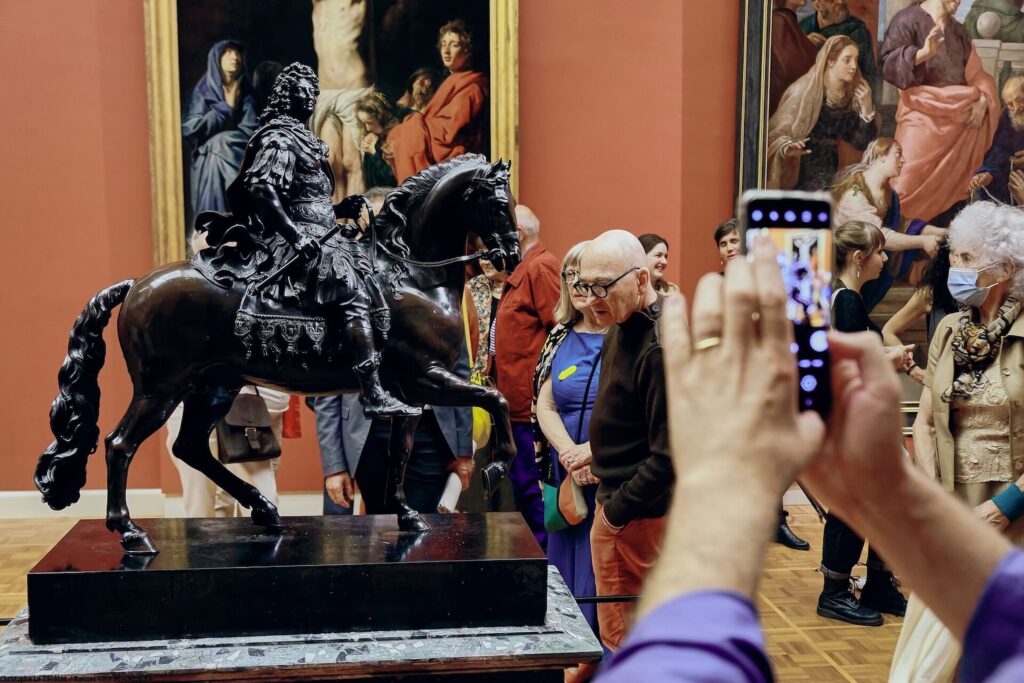 la miniature de la statue équestre de Louis XIV, qui trônait sur la place du Parlement jusqu'à la Révolution française, acquise par la ville de Rennes grâce au mécénat d'entreprise, fait Son entrée dans les collections du musée en présence de la maire de Rennes Nathalie Appéré et de la directrice du Louvre Laurence des Cars.Inauguration et dévoilement au public du modèle réduit de la statue équestre de Louis XIV réalisée par Antoine Coysevox, acquis par le MBA de Rennes.