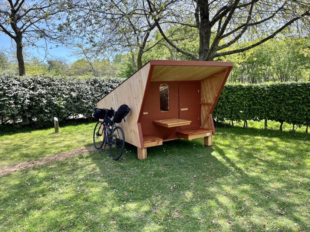 Cabane étape du Camping des Gayeulles à Rennes pour accueillir les cyclotouristes en itinérance