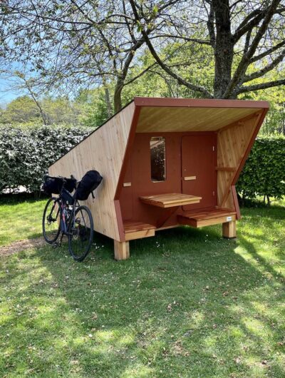 Cabane étape du Camping des Gayeulles à Rennes pour accueillir les cyclotouristes en itinérance