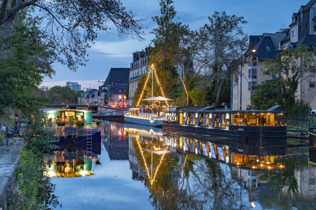 Péniches aménagées en bar, salon de coiffure et crêperie quai Saint-Cast à Rennes