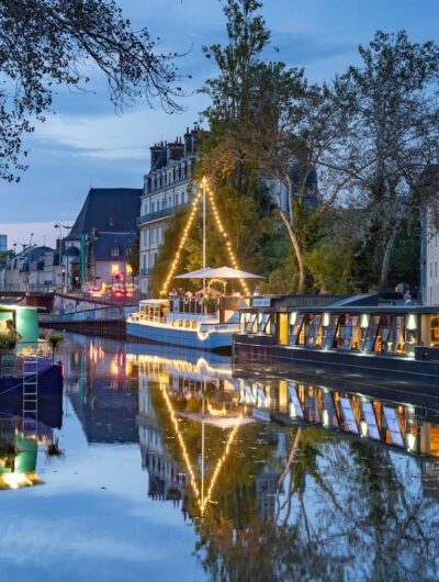 Péniches aménagées en bar, salon de coiffure et crêperie quai Saint-Cast à Rennes