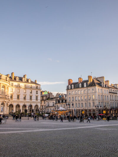 Vue de la place de la Mairie et opéra.