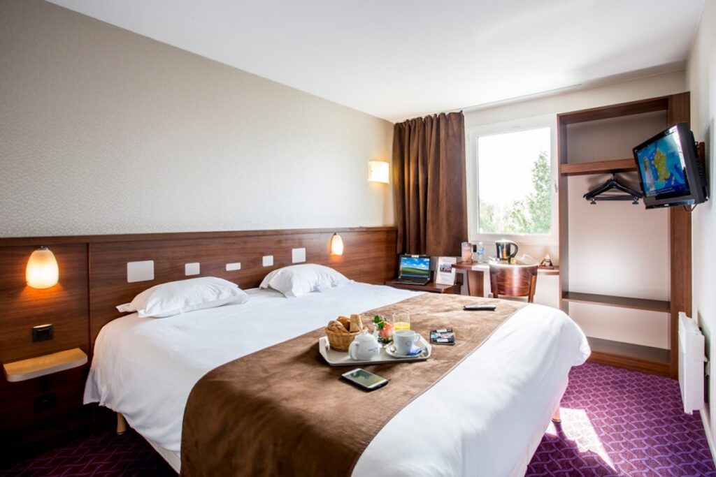 Vue d'une chambre du Brit Hôtel Rennes le Castel, labbelisé accueil Vélo.