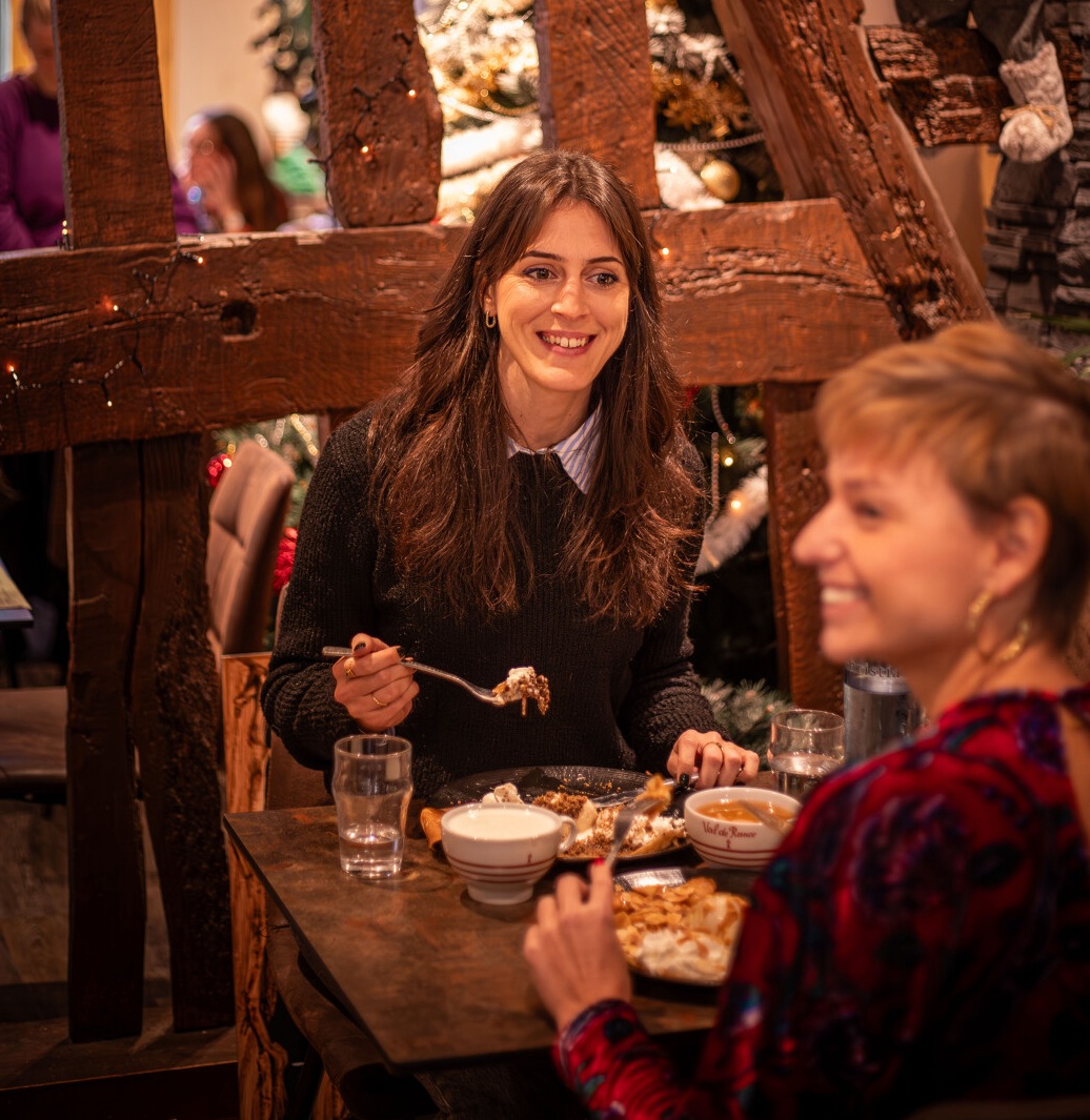 Dégustation de crêpes entre amies à la crêperie la Rozell à Rennes en Bretagne