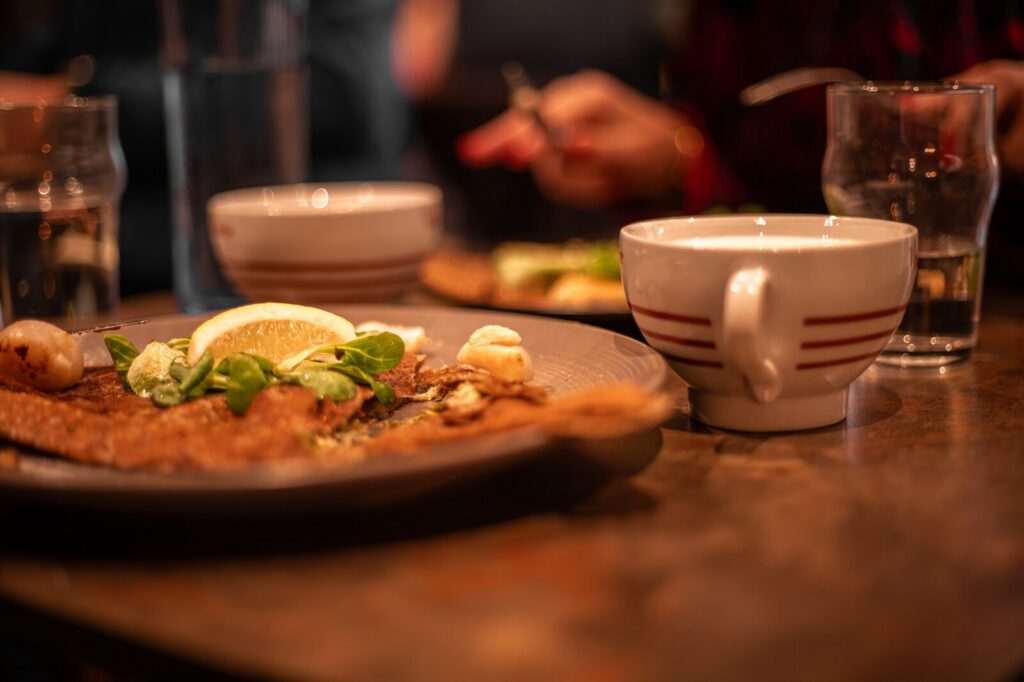 Gros plan sur une table de la crêperie la Rozell à Rennes, en Bretagne