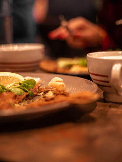 Gros plan sur une table de la crêperie la Rozell à Rennes, en Bretagne