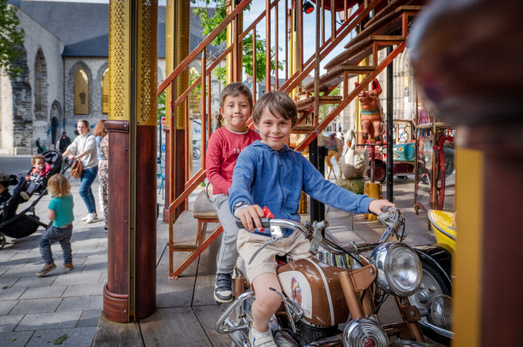 Enfants, goûter et carrousel