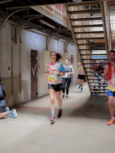 Coureurs de l'Urban trail qui passent dans l'ancienne prison Jacques-Cartier