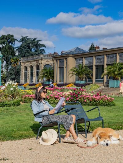 Jeune femme prenannt le soleil au Thabor avec son chien