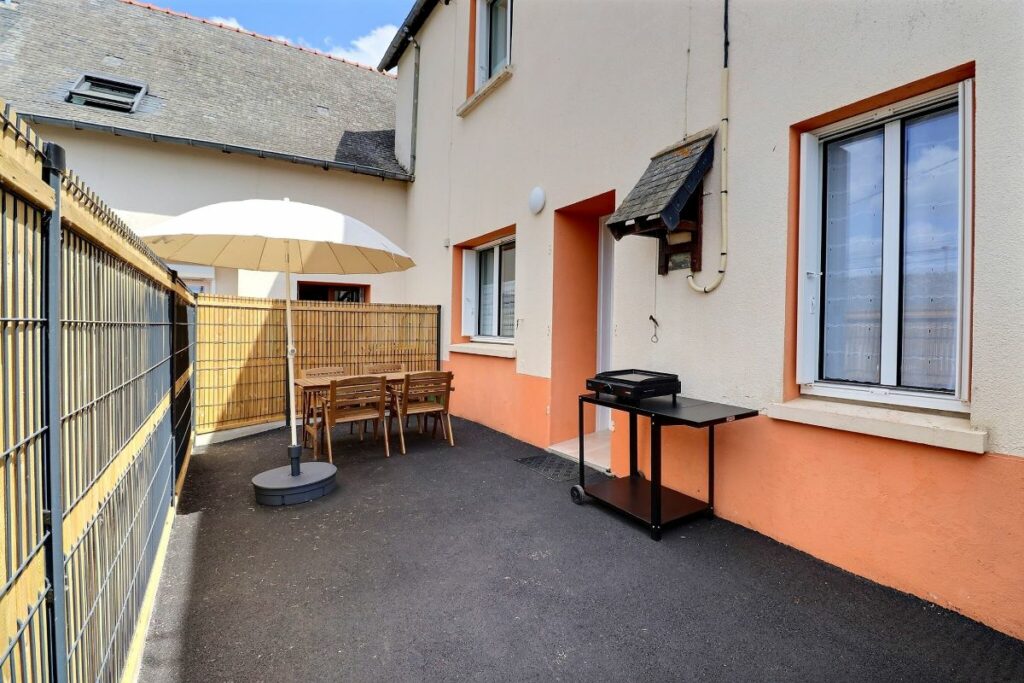 Terrasse du gîte de la Mare Doux, Côté Cour