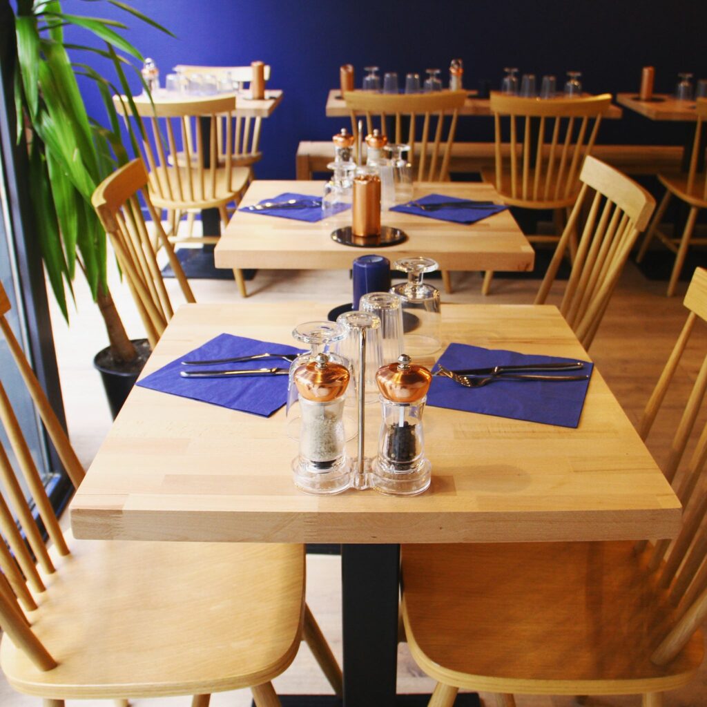 Tables et chaises dans la salle de restaurant