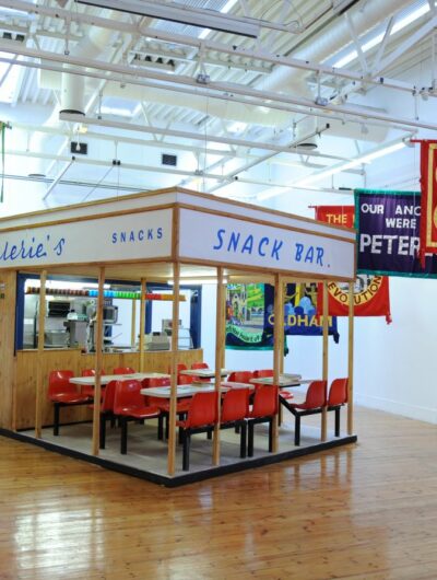 Œuvre de Jérémy Deller représentant un snack bar