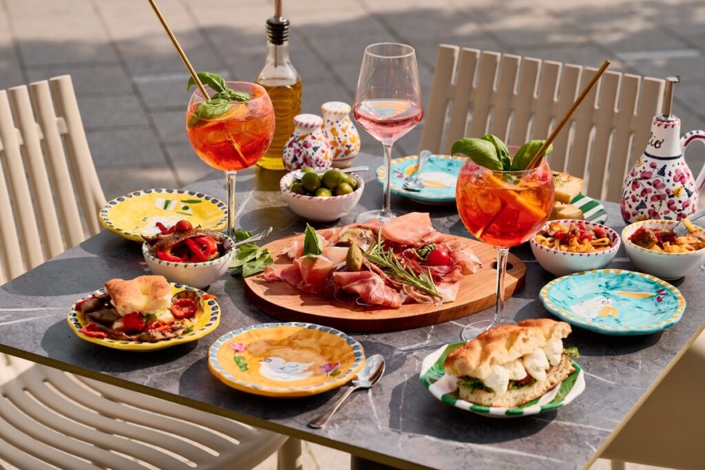 Assiettes et cocktails en terrasse