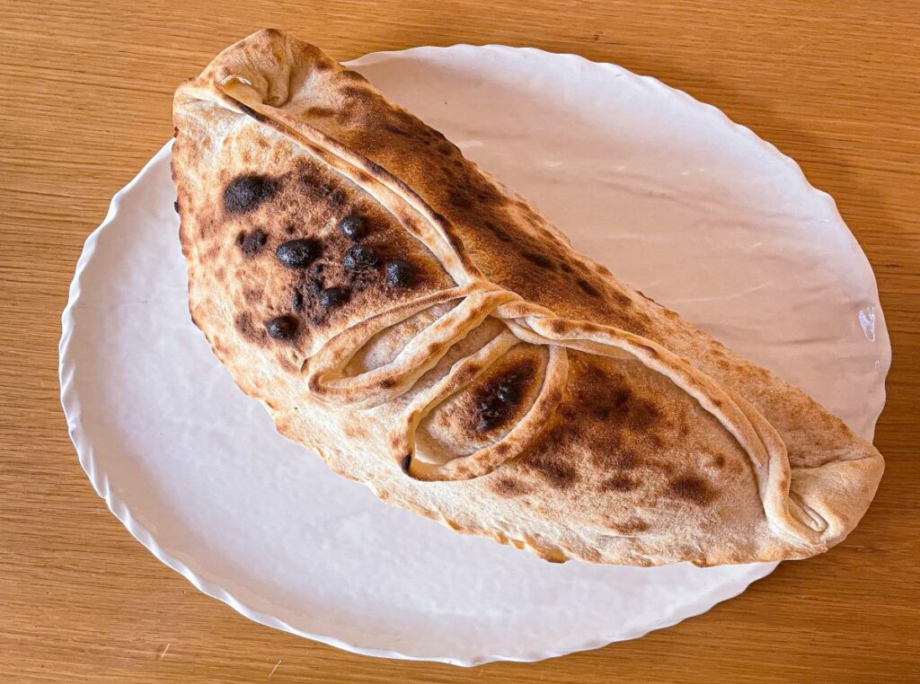 Calzone sur une assiette