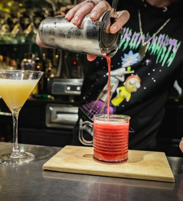 Barman servant un cocktail