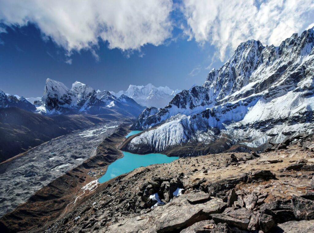 Paysage de montagne et de lac au Népal