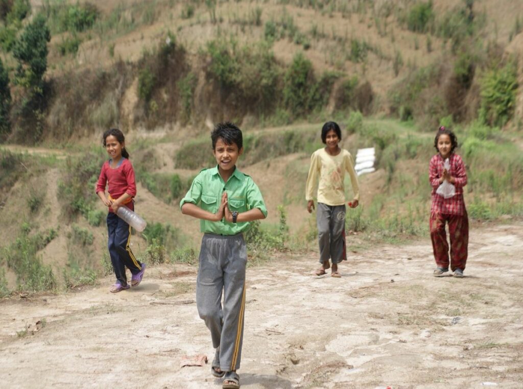 Quatre enfants marchant sur un chemin