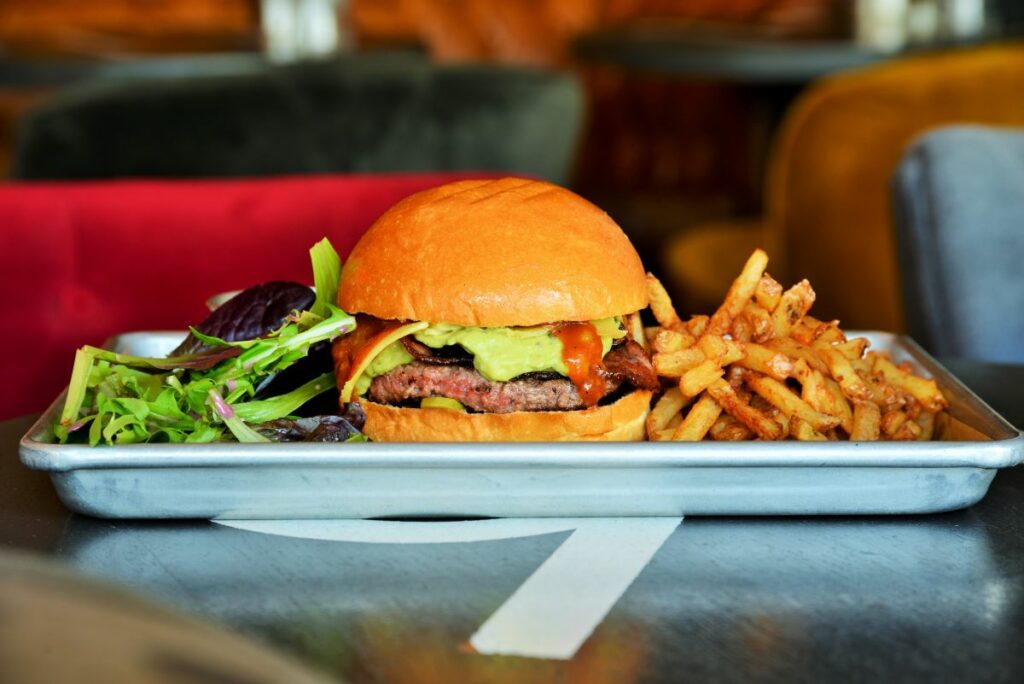 Assiette de burger et frites