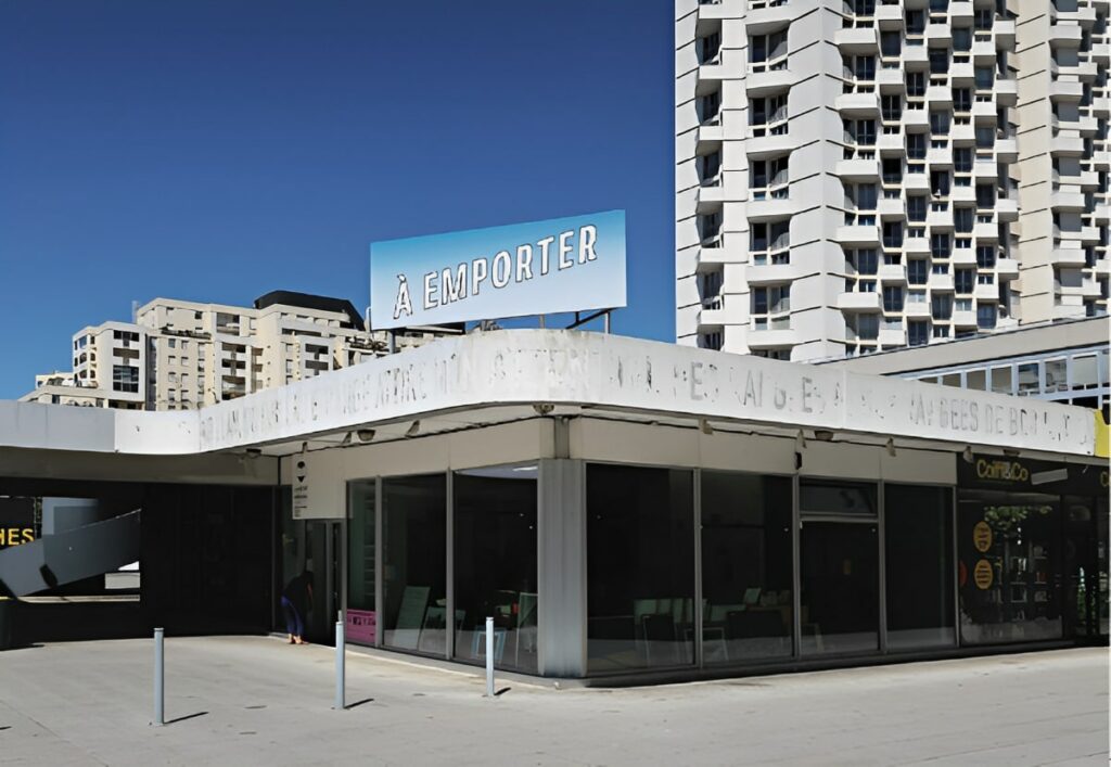 Façade de la librairie sur la dalle du Colombier