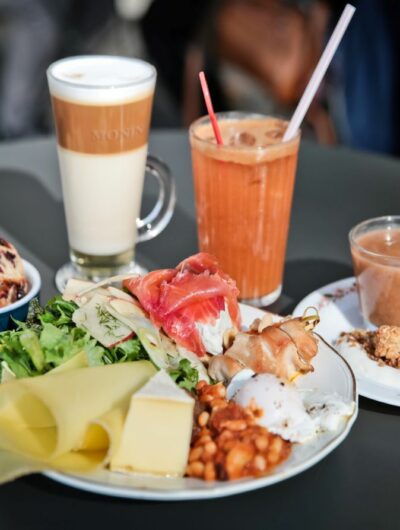 Assiettes de brunch, verres de jus de fruits et boisson chaude