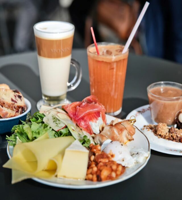 Assiettes de brunch, verres de jus de fruits et boisson chaude