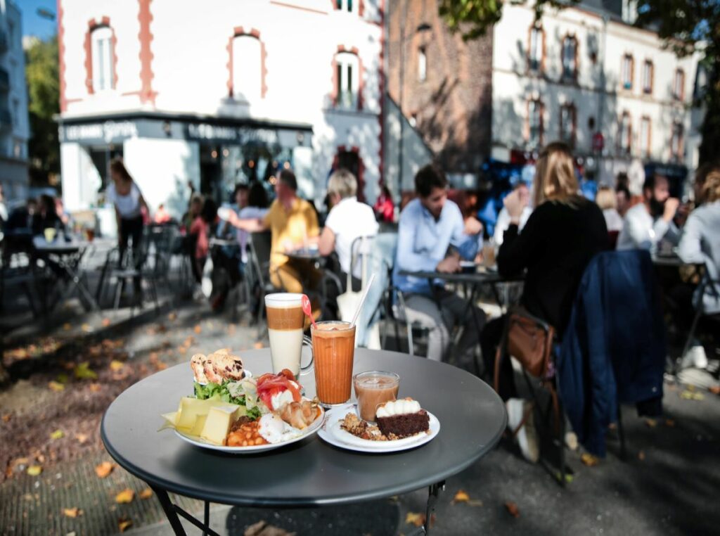 Table de brunch en terrasse