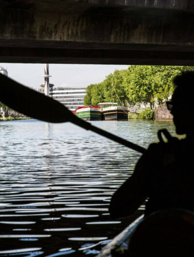 Kayakiste sur la Vilaine sortant du tunnel République à Rennes