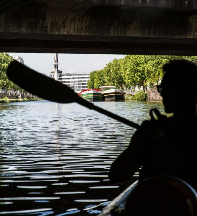 Kayakiste sur la Vilaine sortant du tunnel République à Rennes