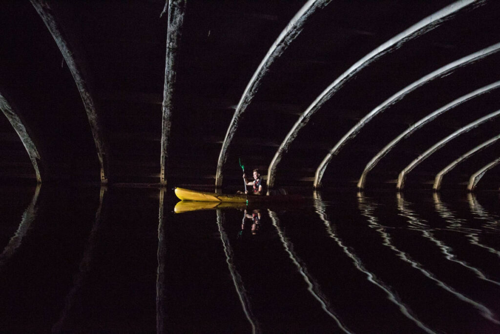 Canoe navigant sur la Vilaine, sous le tunnel République.