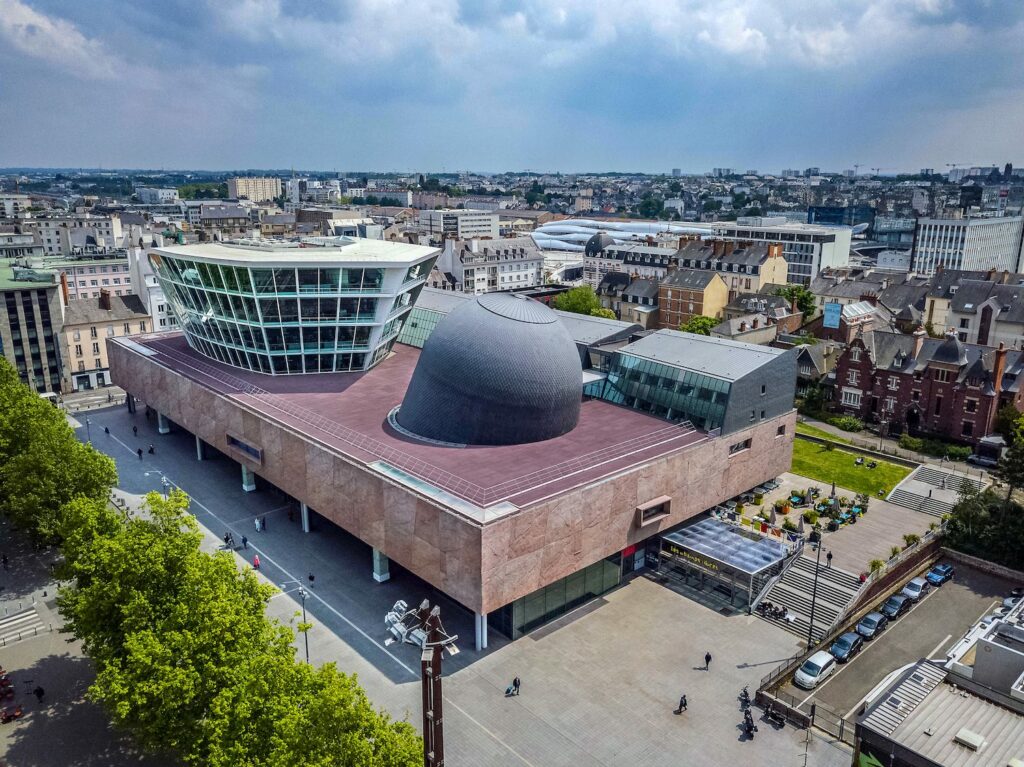 Le bâtiment des Champs Libres de l'architecte Christian de Portzamparc