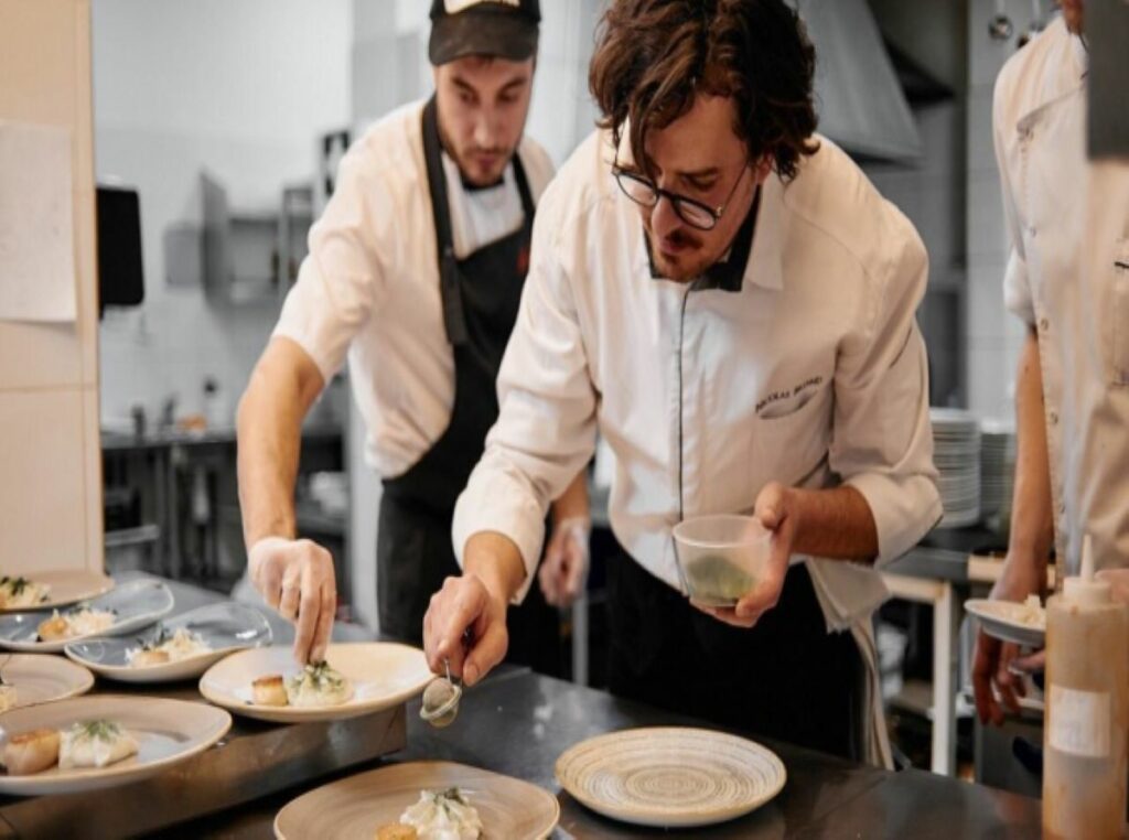 Deux cuisiniers préparant des assiettes