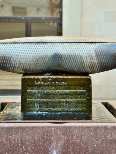 Photo de la fontaine Chrysalide située sur la place Rallier-du-Baty