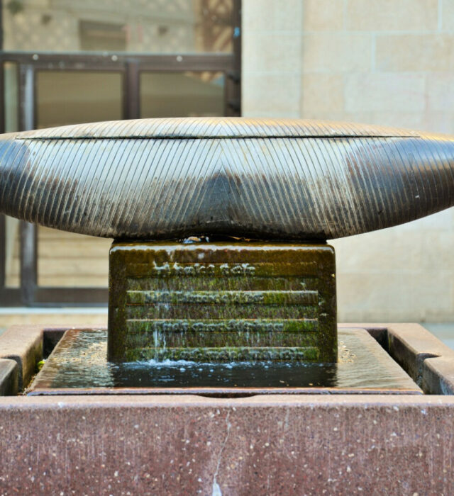 Photo de la fontaine Chrysalide située sur la place Rallier-du-Baty