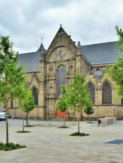 Aperçu de la façade sud de l'église Saint-Germain depuis la place Saint-Germain