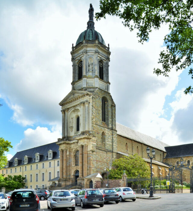 Point de vue de l'Eglise Saint-Melaine et son clocher depuis la place Saint-Melaine.