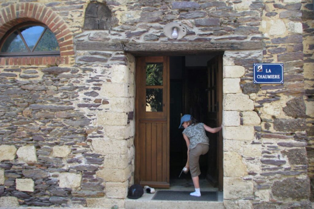 Entrée de la chaumière du centre équestre